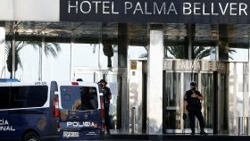 La Policía Nacional custodia el hotel de Palma en el que los estudiantes permanecen confinados. REUTERS/Enrique Calvo
