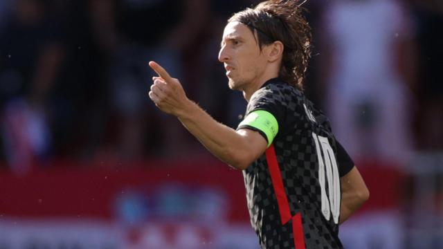 Luka Modric da órdenes a sus compañeros durante el partido frente a España