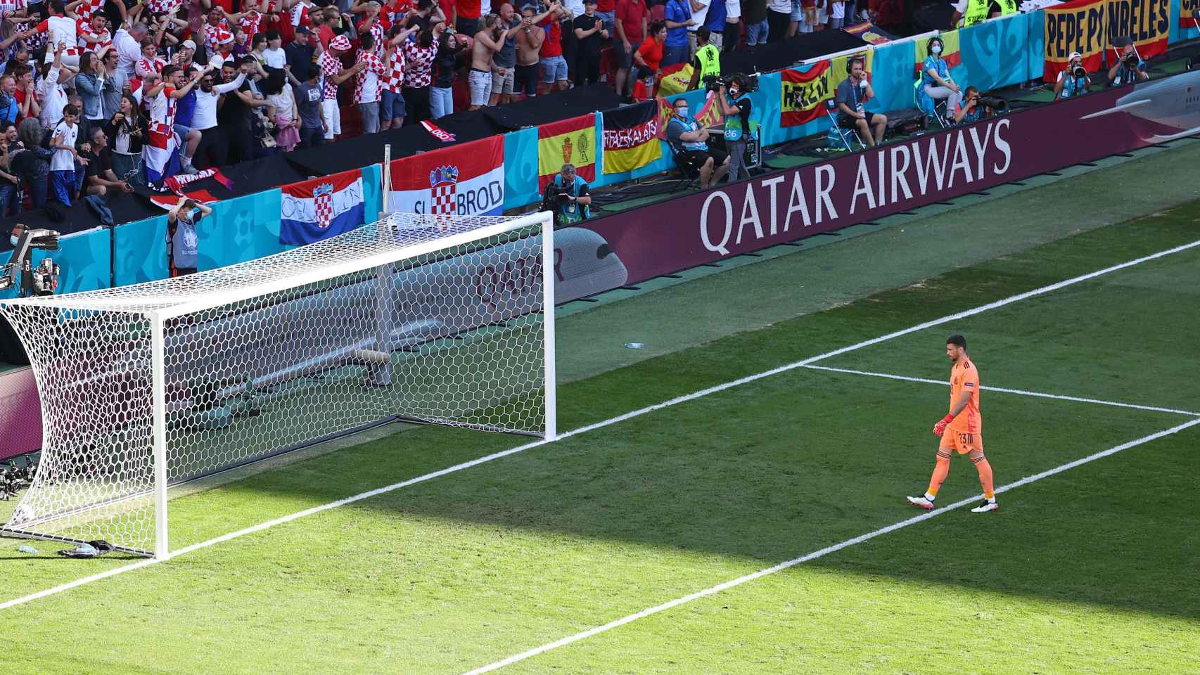 Unai Simón se acerca a la portería tras anotar el gol en propia en el Croacia - España