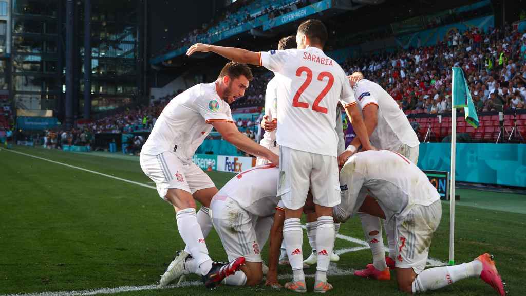 Los jugadores de la Selección celebran el gol de César Azpilicueta a Croacia