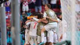 Los futbolistas de la Selección celebran el gol en la prórroga de Álvaro Morata (3-4)