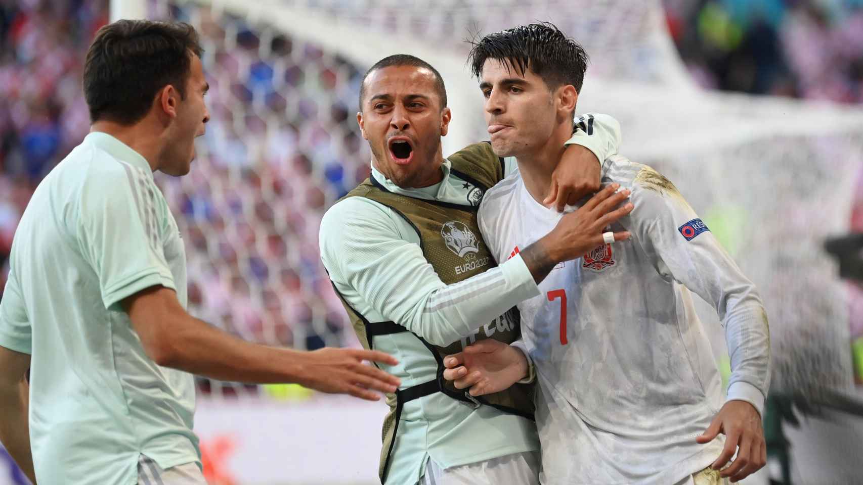 Los jugadores de España celebran con Álvaro Morata su gol en la prórroga a Croacia