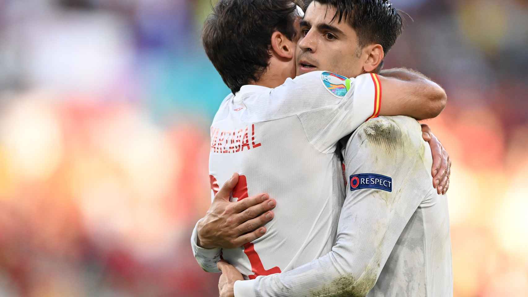 Mikel Oyarzabal y Álvaro Morata, los goleadores en la prórroga, se abrazan tras el quinto gol de España