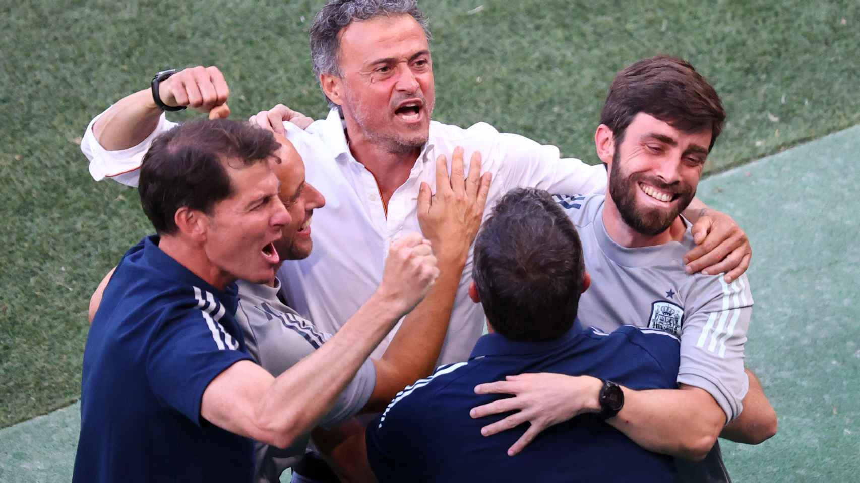 Luis Enrique celebra con su cuerpo técnico el pase de España a cuartos de la Eurocopa