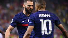 Benzema y Mbappé celebran juntos un gol de la selección de Francia en la Eurocopa 2020