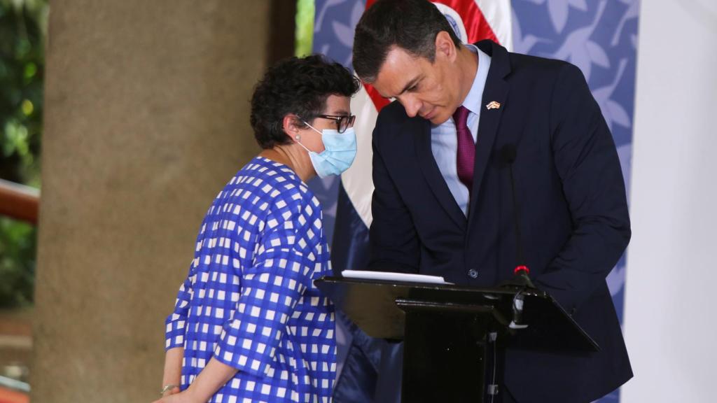 La ministra de Asuntos Exteriores, González Laya, junto al presidente del Gobierno, Pedro Sánchez, en Costa Rica.