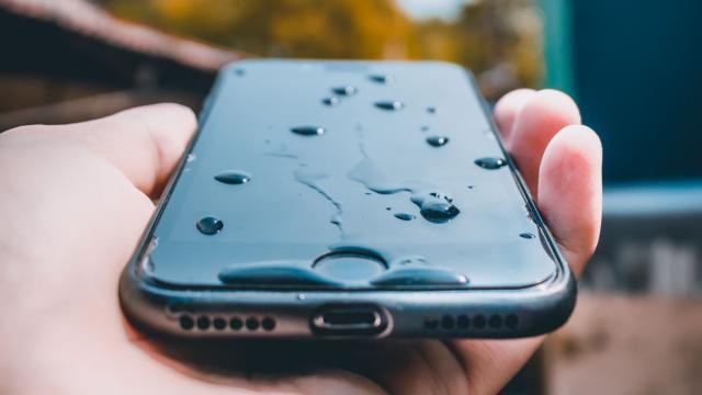 Existen unos trucos para resucitar un móvil si se cae al agua.