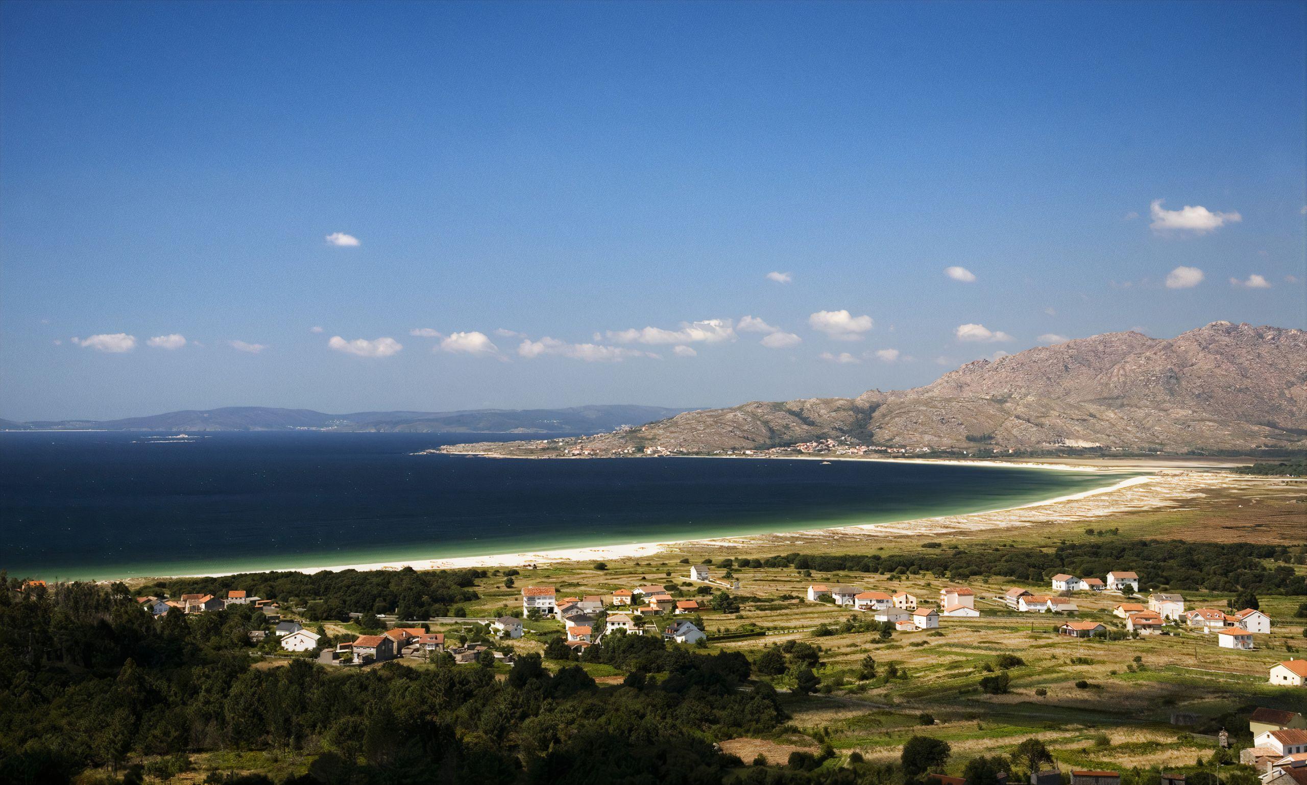 Playa de Carnota con el Monte Pindo al fondo. Foto: Turismo de Galicia