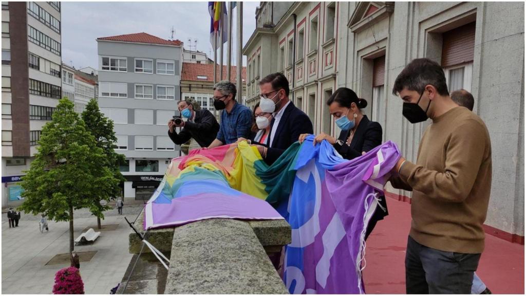 La bandera LGTB en el ayuntamiento.