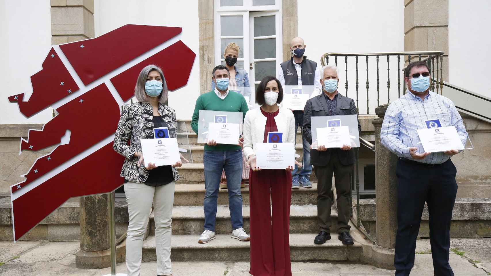 La diputada de Turismo, Ana LauraIglesias, junto a varios de los regidores condecorados.