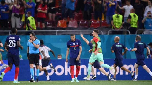 Kylian Mbappé, cabizbajo tras fallar su penalti en el Francia - Suiza