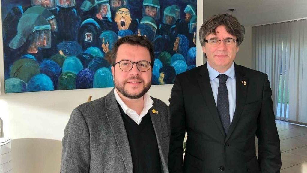 El presidente de la Generalitat, Pere Aragonès, junto al expresidente fugado, Carles Puigdemont, en Waterloo.