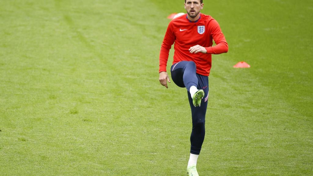 Harry Kane calentando con Inglaterra