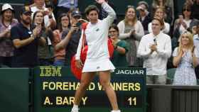 Carla Suárez se despide de Wimbledon con todo el público en pie