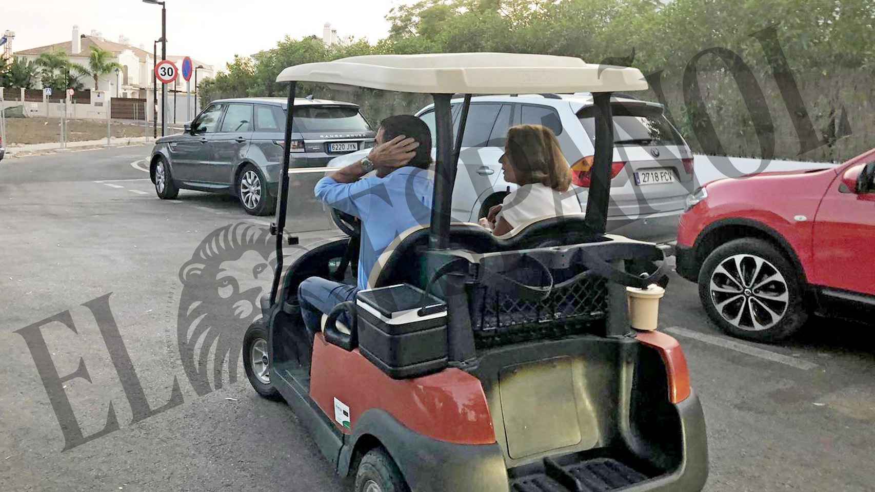 Aznar y Ana Botella en el vehículo que se suelen desplazar durante su estancia en Marbella.