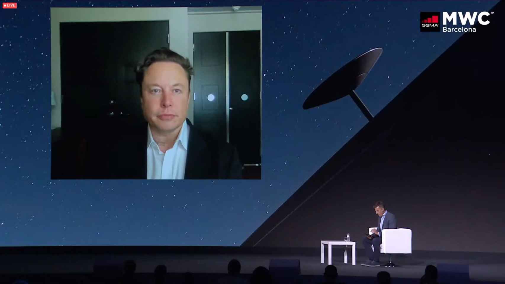 Elon Musk junto al presentador de la videoconferencia