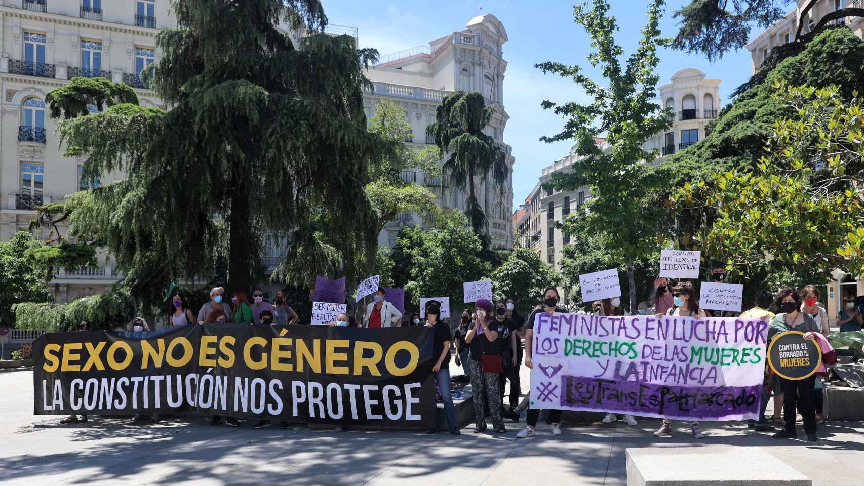 Feministas de la Alianza Contra el Borrado de las Mujeres se manifiestan contra la Ley Trans frente al Congreso.