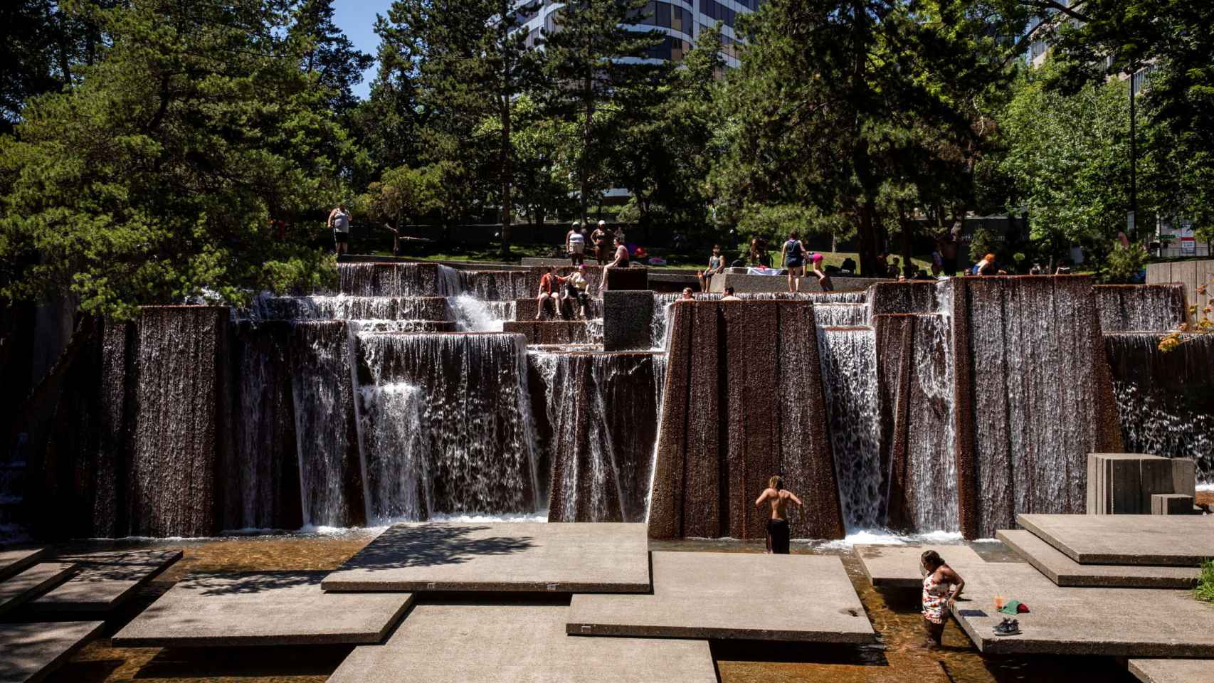 Gente refrescándose en una fuente en Portland, Oregon.
