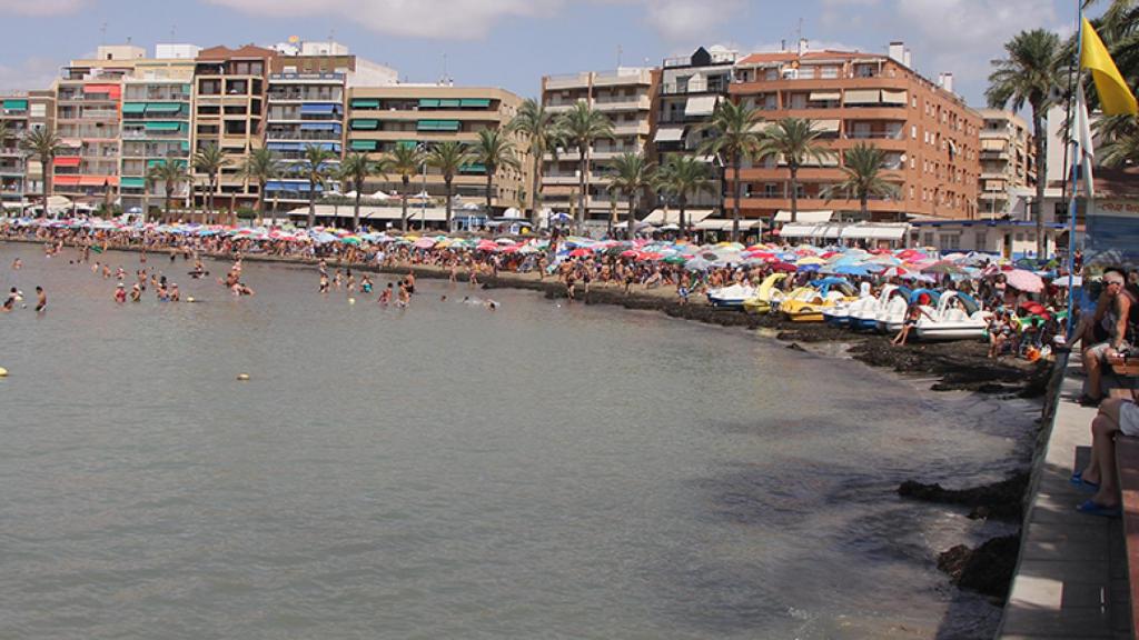 Playa del Cura de Torrevieja en verano.