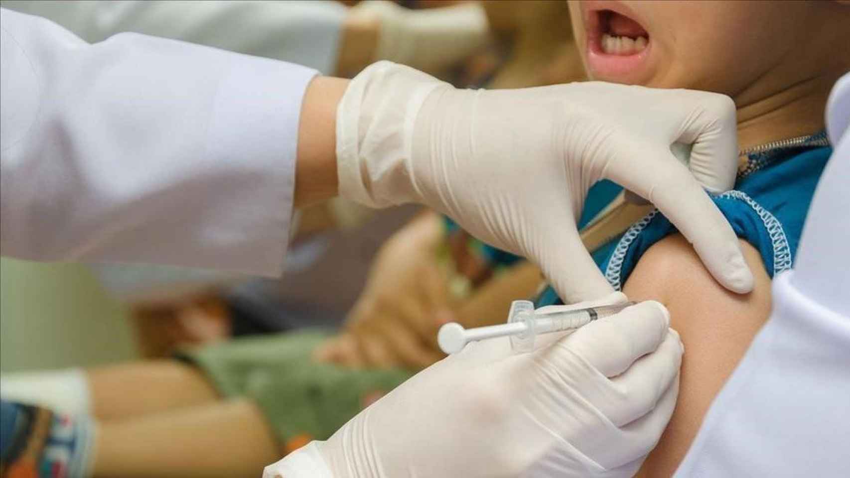 Un niño recibiendo una vacuna.
