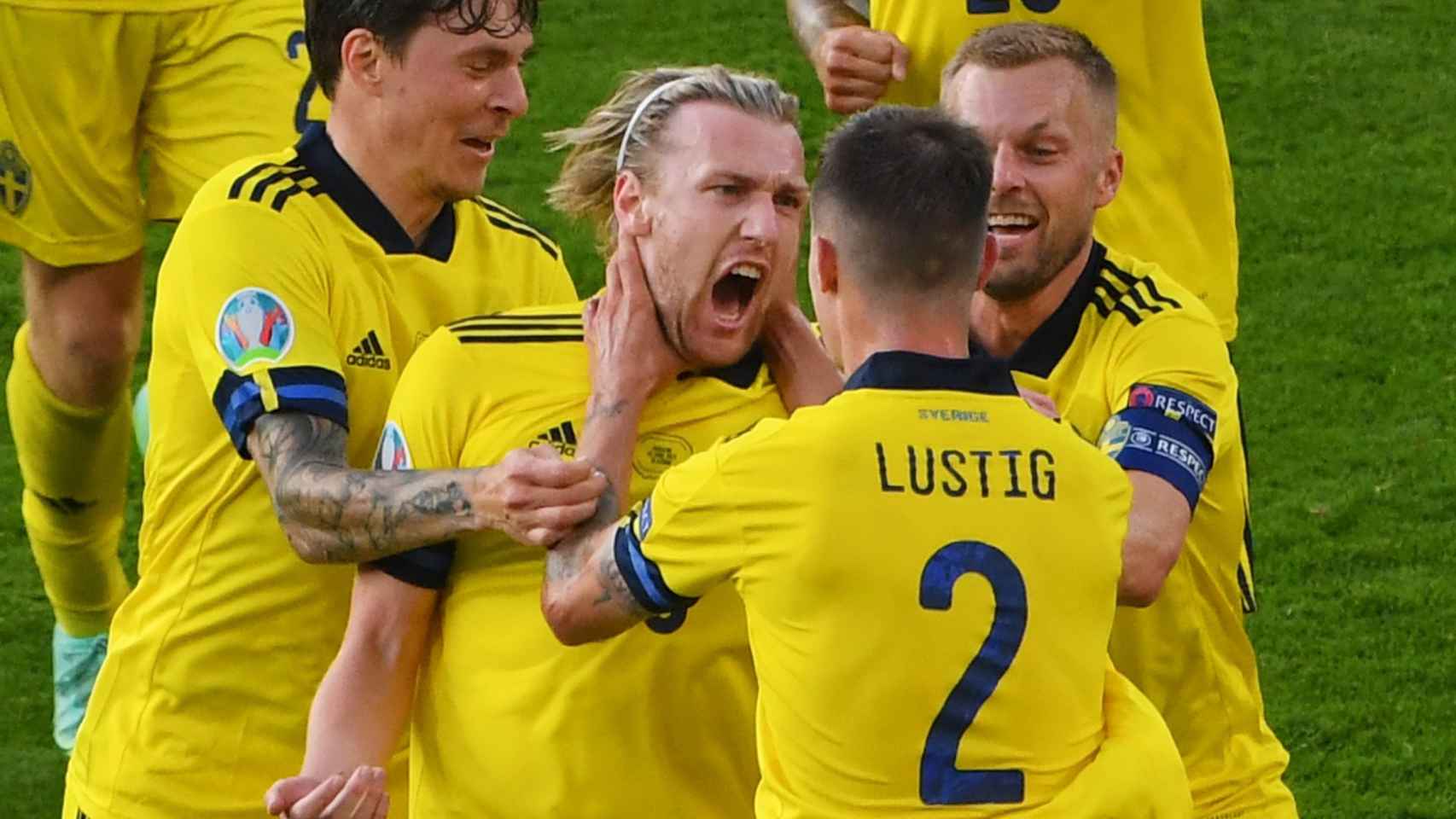 Los jugadores de la selección de Suecia celebran un gol de Emil Forsberg en los octavos de la Eurocopa 2020