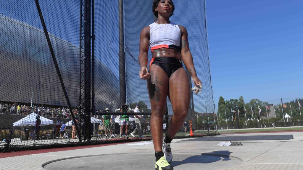 Gwen Berry, atleta estadounidense durante la prueba de lanzamiento de martillo