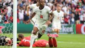 Raheem Sterling celebra el gol de la selección de Inglaterra con Manuel Neuer batido para Alemania