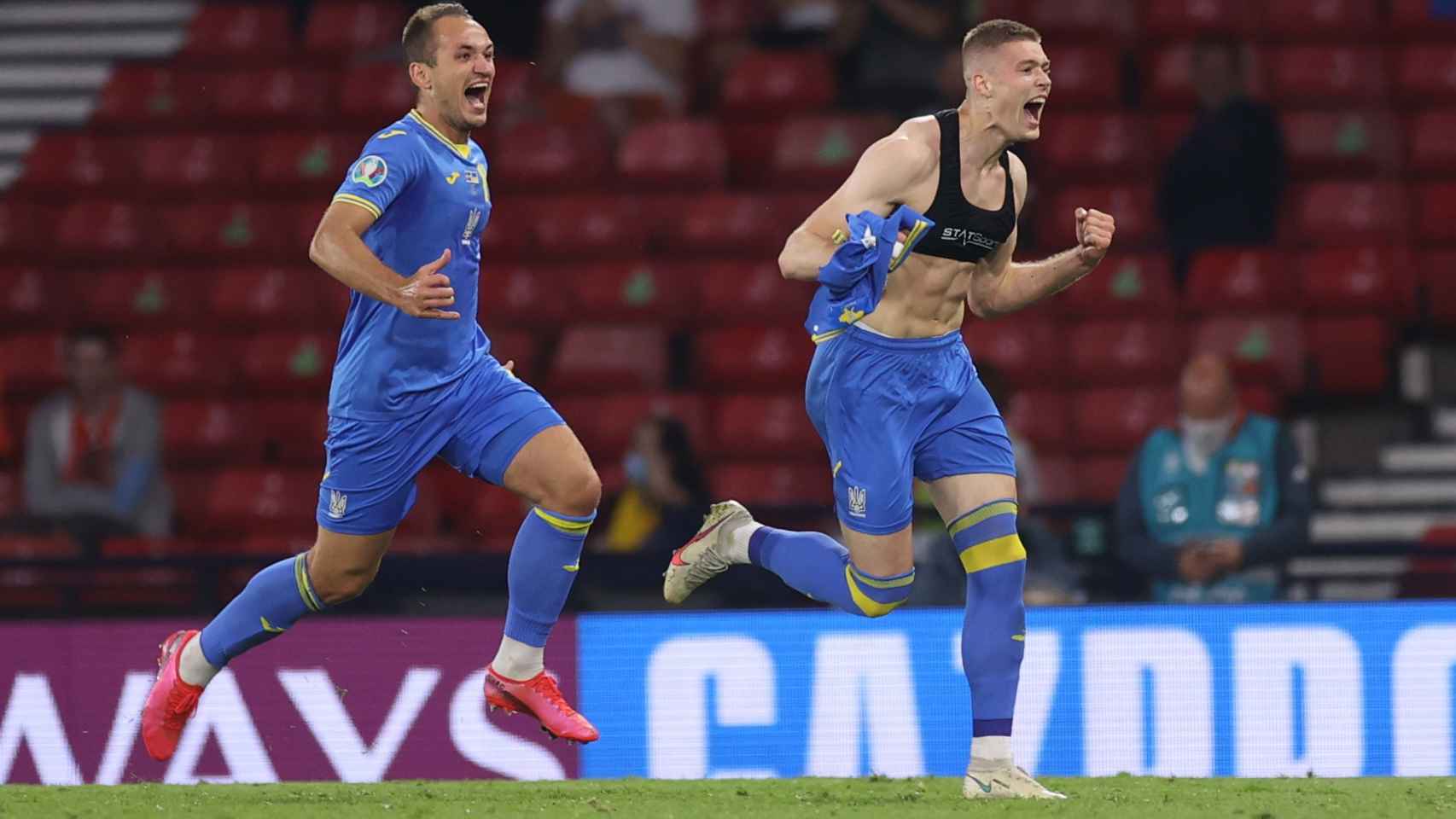 Artem Dovbyk celebra el gol de la victoria de la selección de Ucrania ante Suecia en la Eurocopa 2020