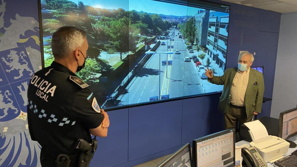 El edil de Seguridad, Juan José Pérez del Pino (d), en la Sala Turriano