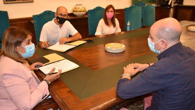 Un instante de la reunión entre las autoridades municipales y los hosteleros