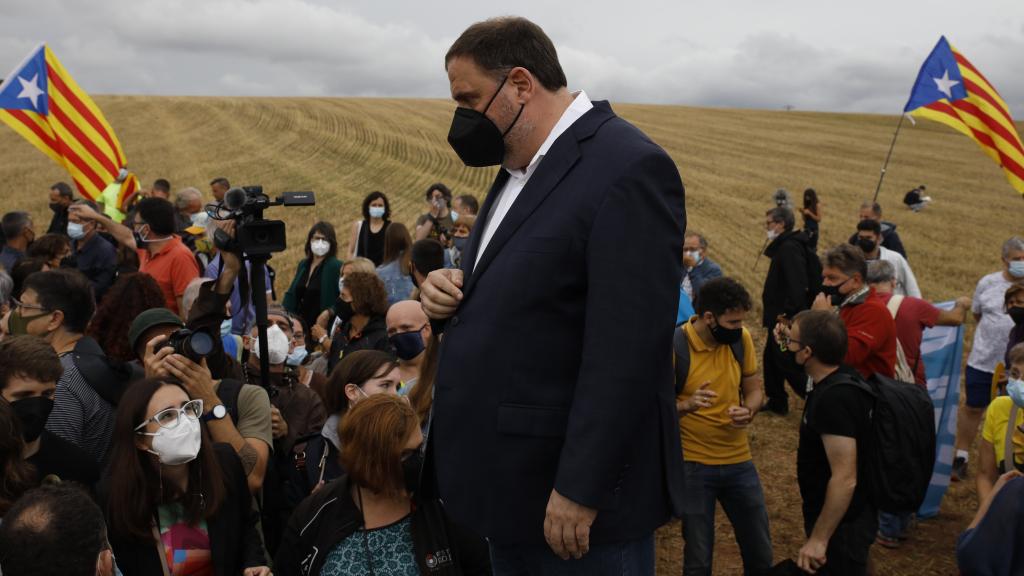 El presidente de ERC, Oriol Junqueras, sale de la cárcel tras serle concedido el indulto.