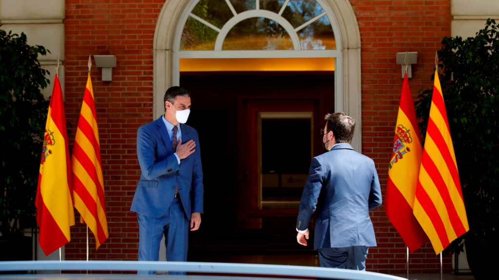 El presidente del Gobierno, Pedro Sánchez, recibe al presidente de la Generalitat de Cataluña, Pere Aragonès.