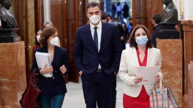 Pedro Sánchez, Carmen Calvo y Adriana Lastra en el Congreso de los Diputado.