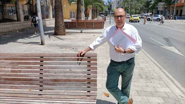 Pedro Miguel Milla, con la demanda contra UGT en una céntrica calle de Alicante.