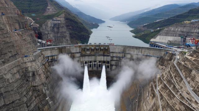 Presa de Baihetan en funcionamiento