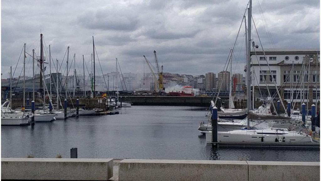 La humareda que sale del carguero URA vista desde la Marina.