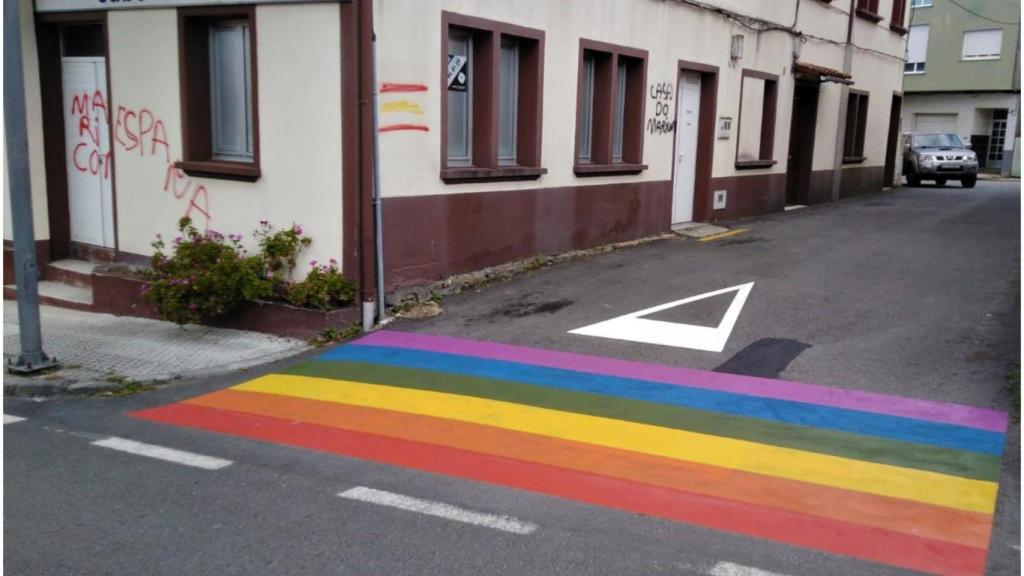 Un paso de cebra LGTBIQ en Boiro (A Coruña) en rechazo a pintadas homófobas contra un vecino
