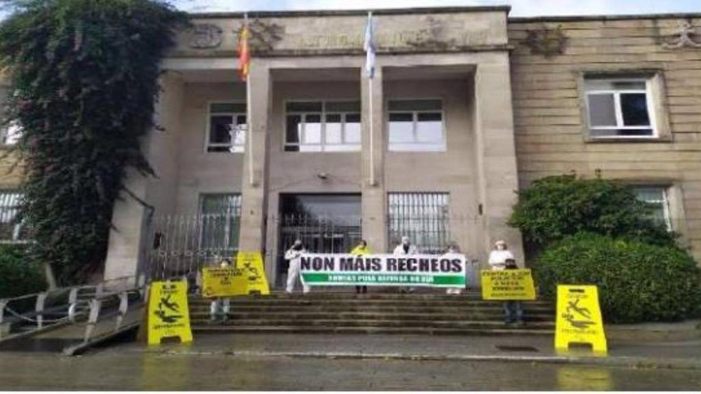 Protesta de Ecologistas en Acción ante la sede de la Autoridad Portuaria de Vigo, en contra de los rellenos en la ría
