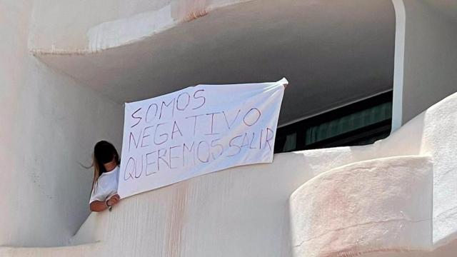 Estudiante gallega confinada en una habitación del hotel Bellver de Mallorca por el macrobrote que afectó a jóvenes participantes en viajes de fin de curso a la isla.