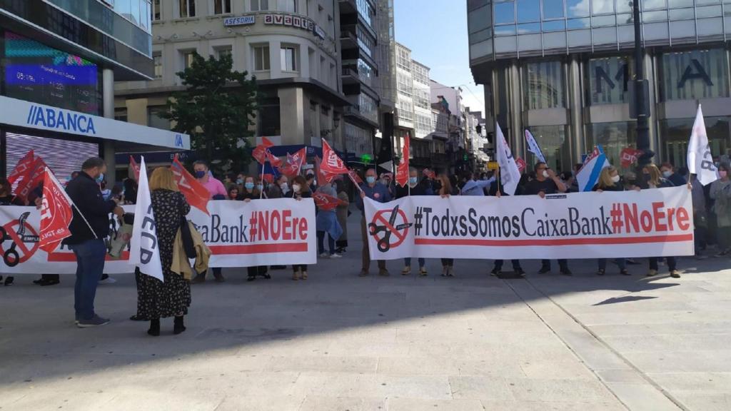 Concentración de los trabajadores de Caixabank esta mañana en el Obelisco, en A Coruña.