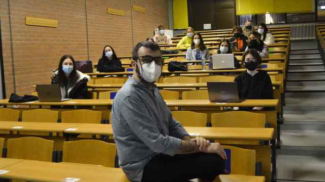 Alberto Dafonte junto a varios estudiantes que participaron en el proyecto.