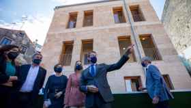 Feijóo ha inaugurado esta mañana el albergue de peregrinos de Vigo junto a las autoridades de la ciudad