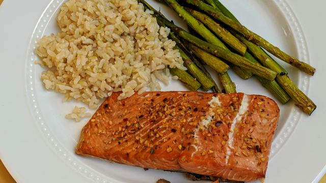 Una dieta rica en pescado graso y baja en aceites vegetales. UNC Healthcare Department of Nutrition and Food Services.