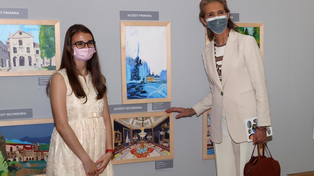 La infanta Elena durante el concurso de pintura.