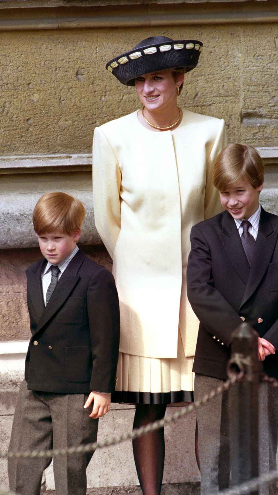 Diana de Gales con sus dos hijos en 1980.
