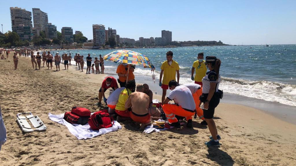 Momento de la intervención de los servicios de emergencia al hombre ahogado.