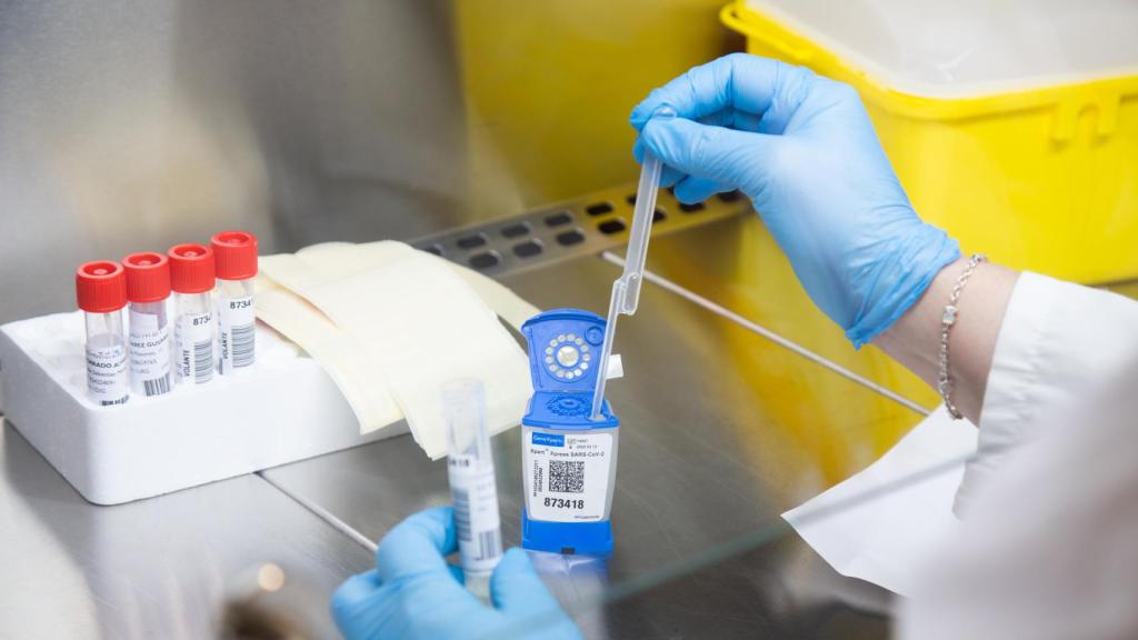 Secuenciación de muestras de Covid en el laboratorio de Microbiología del Hospital Universitario de Badajoz. EP/Javier Pulpo