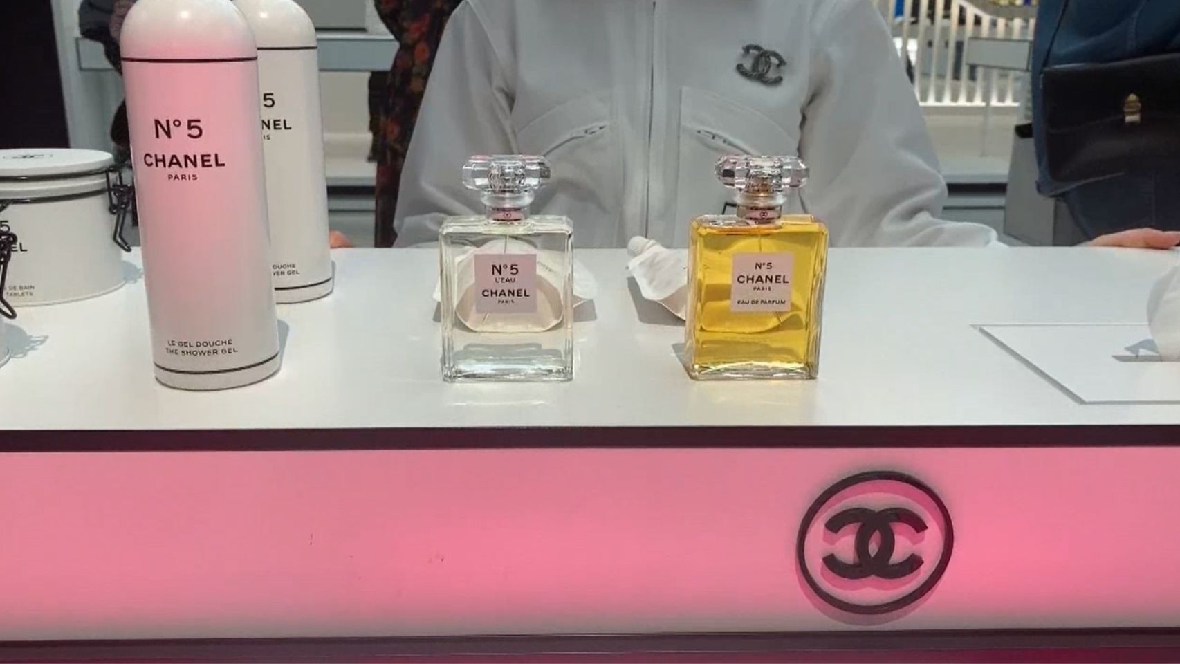 Chanel celebra 100 años del Nº5 con una línea inspirada en objetos cotidianos.