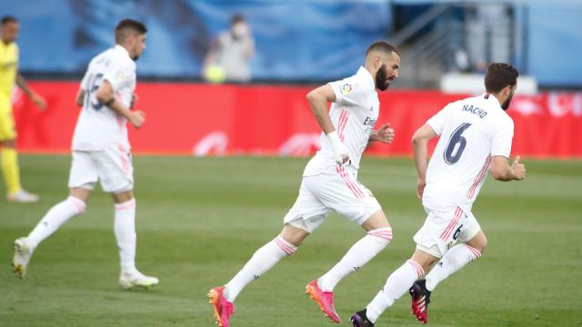 Fede Valverde, Karim Benzema y Nacho Fernández, durante un partido de La Liga 2020/2021