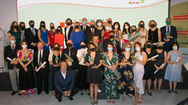 Foto de familia de los galardonados por la Fundación Alares